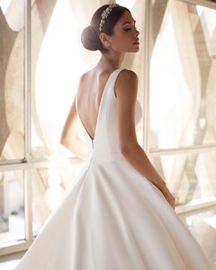 pronovias_116792325_344261309917485_1146997851082385545_n.jpg