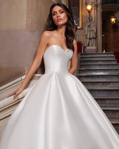 pronovias_116889930_185116799833743_705783396278551962_n.jpg