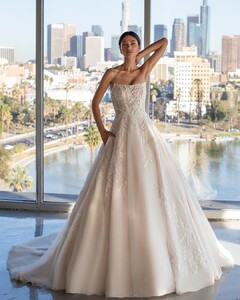 pronovias_116897167_345197386859471_5627922516770234348_n.jpg