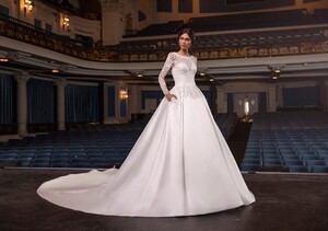 pronovias_117110829_318447406168400_284252048903382754_n.jpg