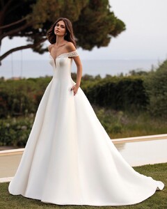 pronovias_117205944_605056243713465_2695302206104923769_n.jpg