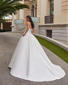 pronovias_117984768_165153875177023_3823692209177868746_n.jpg