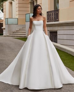 pronovias_118353113_602231327128329_8840148059092616493_n.jpg