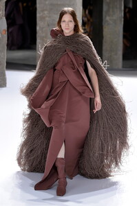 rick-owens-ss17-0042-4e1a37.thumb.jpg.70703fe309cb4962318b8fde0867a68a.jpg