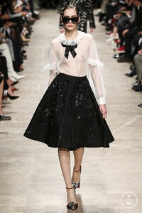 rochas-aw17-0028-8460ec.thumb.jpg.14ed56b80f97f1d973fa1160f280aa5b.jpg