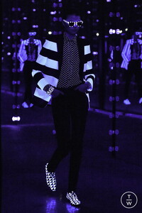 saint-laurent-aw19-0078-e3607f.thumb.jpg.adb6ad701a7ee4b486f32b02172d5a15.jpg