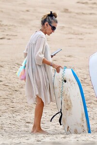 sarah-jessica-parker-beach-in-the-hamptons-08-16-2020-0.jpg