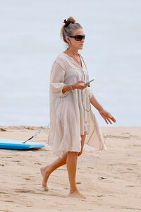 sarah-jessica-parker-beach-in-the-hamptons-08-16-2020-1.jpg