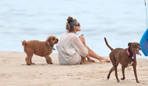 sarah-jessica-parker-beach-in-the-hamptons-08-16-2020-2.jpg