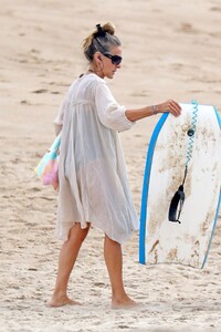 sarah-jessica-parker-beach-in-the-hamptons-08-16-2020-5.jpg