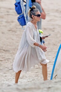 sarah-jessica-parker-beach-in-the-hamptons-08-16-2020-6.jpg