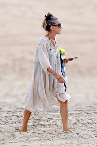 sarah-jessica-parker-beach-in-the-hamptons-08-16-2020-7.jpg