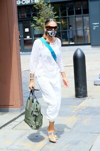 sarah-jessica-parker-leaving-her-shoe-store-in-the-seaport-district-in-ny-08-06-2020-1.jpg
