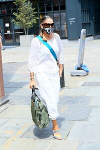 sarah-jessica-parker-leaving-her-shoe-store-in-the-seaport-district-in-ny-08-06-2020-6.jpg