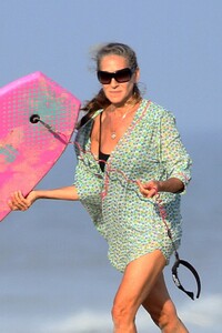 sarah-jessica-parker-with-her-husband-at-the-beach-in-the-hamptons-08-23-2020-12.jpg