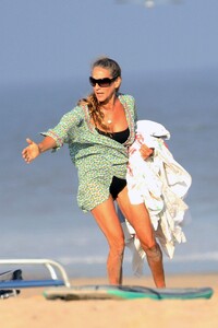 sarah-jessica-parker-with-her-husband-at-the-beach-in-the-hamptons-08-23-2020-5.jpg