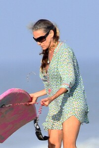 sarah-jessica-parker-with-her-husband-at-the-beach-in-the-hamptons-08-23-2020-7.jpg