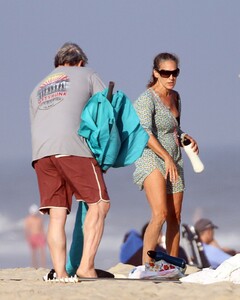 sarah-jessica-parker-with-her-husband-at-the-beach-in-the-hamptons-08-23-2020-8.jpg