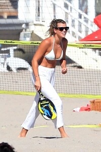 sofia-richie-beach-in-malibu-08-08-2020-1.jpg