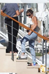 sofia-richie-beach-in-malibu-08-08-2020-12.jpg