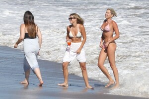 sofia-richie-beach-in-malibu-08-08-2020-15.jpg