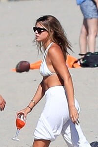 sofia-richie-beach-in-malibu-08-08-2020-2.jpg