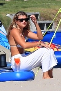 sofia-richie-beach-in-malibu-08-08-2020-4.jpg