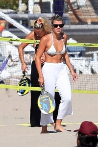 sofia-richie-beach-in-malibu-08-08-2020-5.jpg
