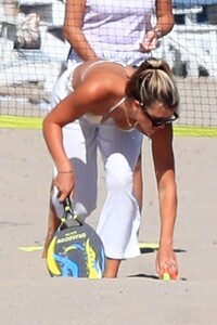sofia-richie-beach-in-malibu-08-08-2020-6.jpg