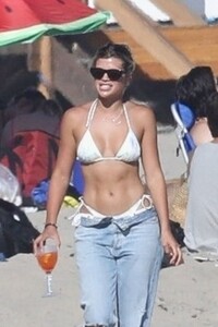 sofia-richie-beach-in-malibu-08-08-2020-9.jpg