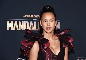 sofia-wylie-the-mandalorian-premiere-in-hollywood-8.jpg