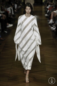 stella-mc-cartney-ss20-0020-b1a663.thumb.jpg.a321a49293f298c0eb63c53aeee4d34d.jpg