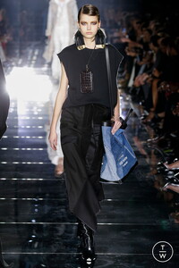 tf-aw20-look-16-c09e52.thumb.jpg.06fdb7444a12680e337092488e292915.jpg