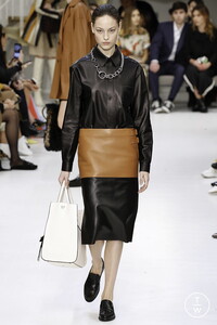 tods-aw19-0012-3bdc43.thumb.jpg.2b1af2aee4808b8d40d17b00010d51fe.jpg