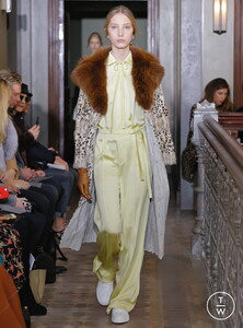 valentino-fall17-34-39e30e.thumb.jpg.62afe23e98f808b36d9222ca8986c7d7.jpg