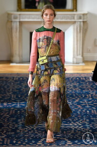 valentino-ss17-0096-994b92.thumb.jpg.582c75b461dbdb9d531d7ba7797ed3ac.jpg