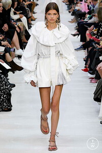 valentino-ss20-0006-cee58c.thumb.jpg.3f1dac806ebfa0909142231400131690.jpg