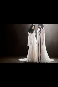 vera-wang-lightbox-16.thumb.jpg.d71d8de758efaa774369b1263c1361be.jpg