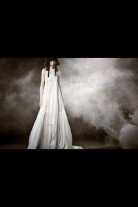 vera-wang-lightbox-4.thumb.jpg.0d960d2ea8df63d7425ee5d271149f9b.jpg