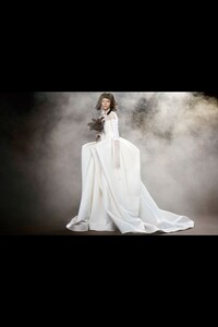 vera-wang-lightbox-9.thumb.jpg.209a5b8495d31bfa9cb4f30cd95e28d7.jpg
