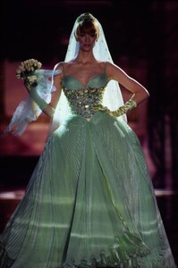 versace-hc-ss-1995.thumb.jpg.968e467f5b5b2b007f43fa5d7cc7284c.jpg