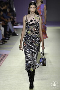 versace-ss19-0018-7ef10e.thumb.jpg.fe4d5fa9d1d9b7180d7757ee041d5bb3.jpg