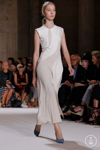 victoria-beckham-ss18-0010-a149a3.thumb.jpg.ea372b390bca5a876e6e87e8dc139328.jpg