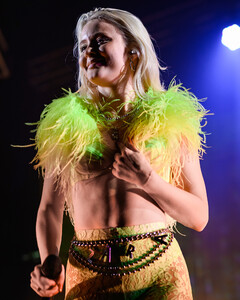 zara-larsson--the-observatory-oc-05022019_48498741342_o.jpg