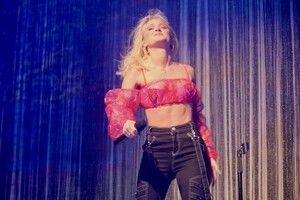 zara-larsson-blue_48826784878_o.jpg