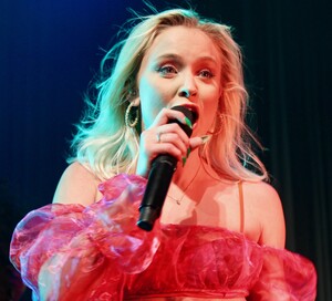 zara-larsson-sing-eyes_48826747028_o.jpg