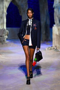 00003-Versace-RTW-SS21.thumb.jpg.ea8b764d8359adc256d762ca01a0b167.jpg