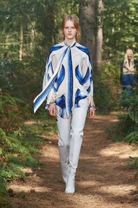 00004-Burberry-RTW-Spring21.thumb.jpg.2d422a88c7894014b2bffd7af776d1cb.jpg