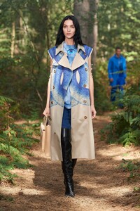 00008-Burberry-RTW-Spring21.thumb.jpg.d5a91635c89660bff844fc2c0c92fe64.jpg