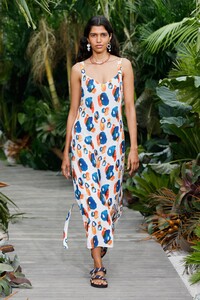 00008-jason-wu-spring-21-rtw-credit-Dan-Lecca.thumb.jpg.b735929535b75a19896eed48e428b9c7.jpg